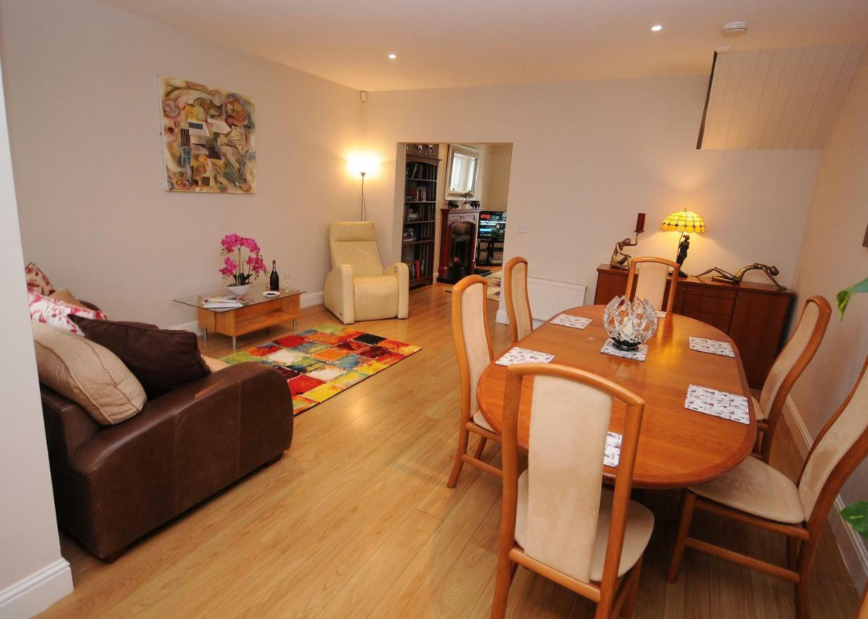 5 College Crescent Apartment Galway Ngoại thất bức ảnh